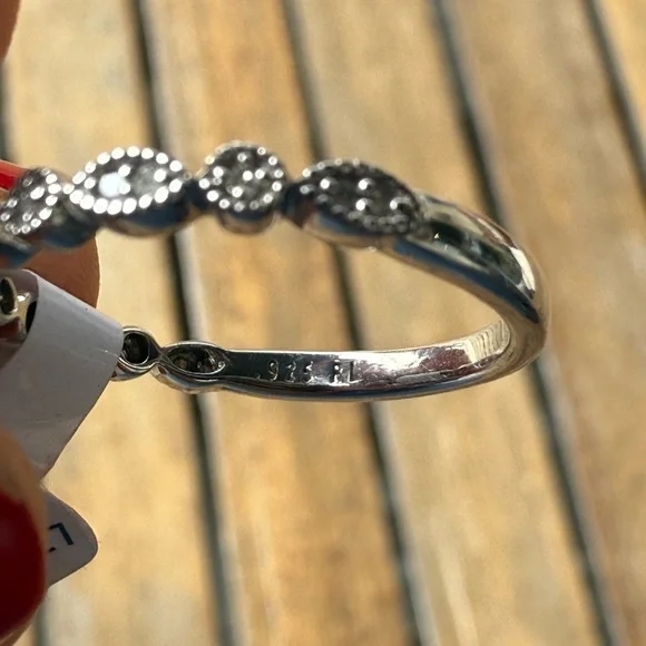 Elegant Silver Teardrop Ring - Picture 4 of 5